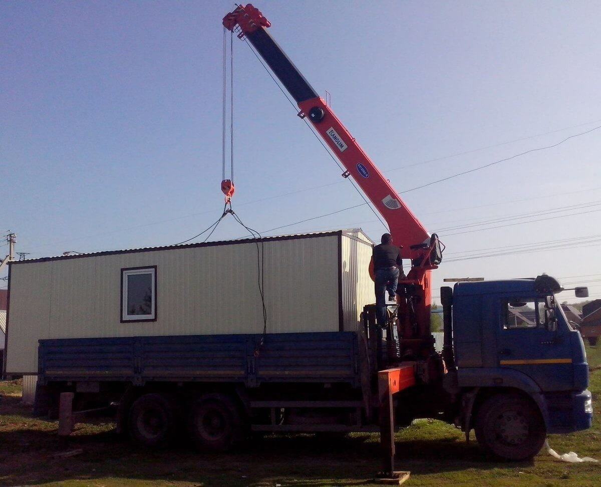 Фото процесса перевозки бытовки