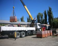 фото услуга перевозки кирпичей манипулятором