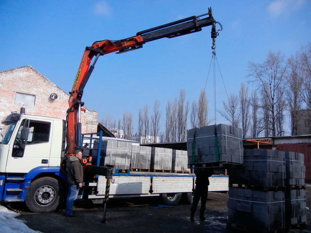 фото перевозка тротуарной плитки манипулятором