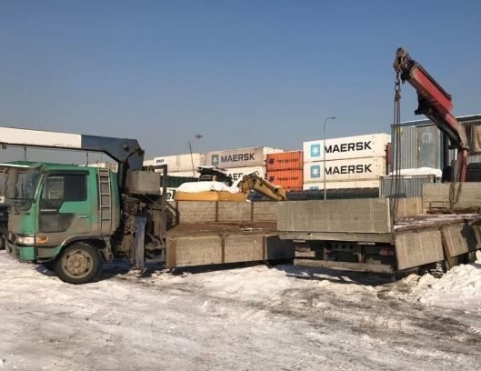 фото перевозка морских контейнеров манипулятором