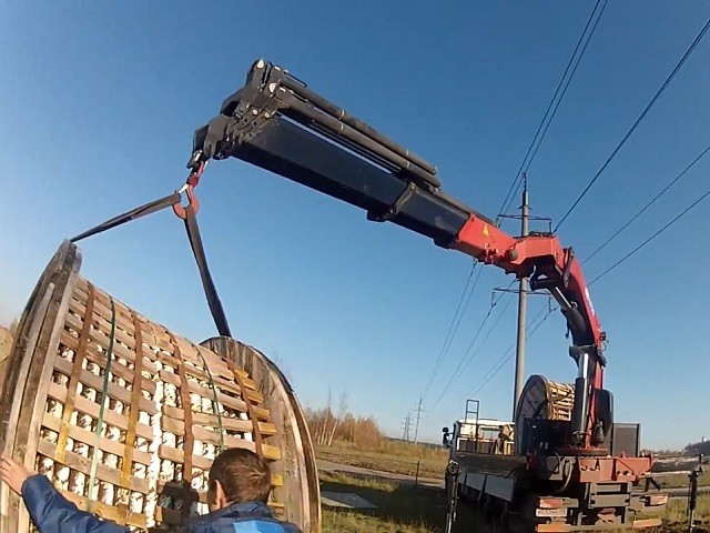 фото перевозка катушек манипулятором